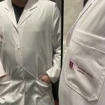 Chalatas su Gyvybės mokslų centro logotipu