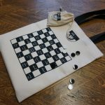 Medžiaginis maišelis su šaškėmis VU biblioteka