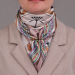 Didelė smėlinė šilkinė skarelė - Image 5